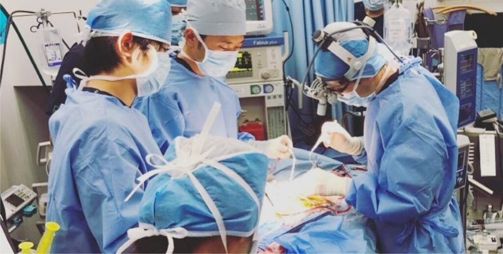 最新設備を整えた高度医療センターでの手術の様子